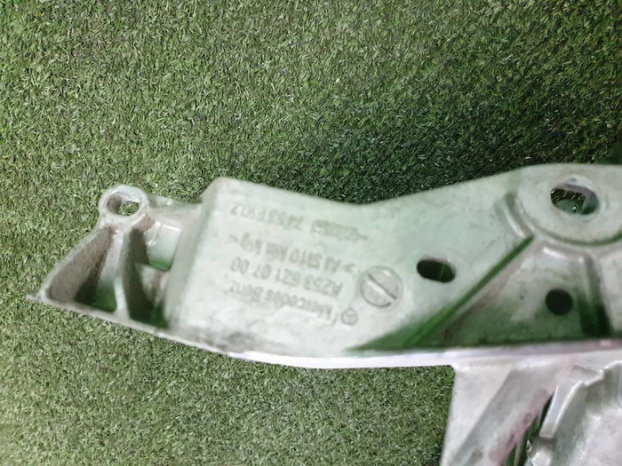 Кронштейн передней панели Mercedes GLC X253 15-22