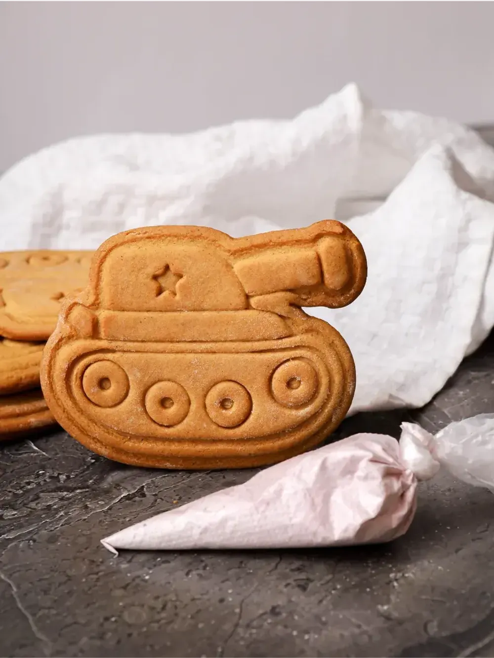 Набор для росписи "Танк" из имбирного теста Набор для росписи "Танк" из имбирного теста