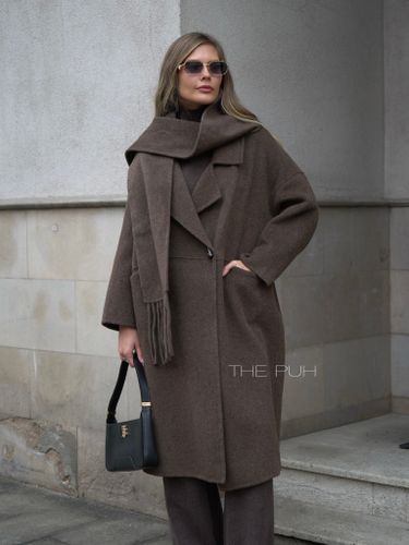 Коричневое удлиненное пальто с шарфом