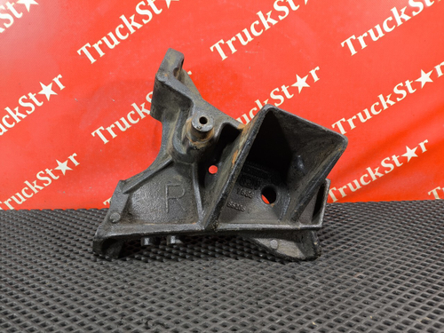 Кронштейн бампера правый