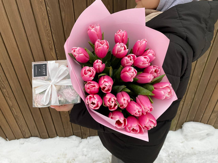 Комбо 25 тюльпанов + коробочка на 9 клубник