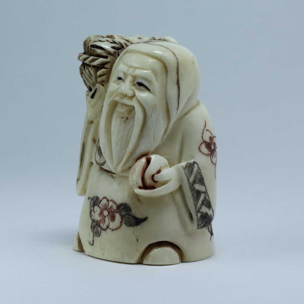 Нэцкэ Фукурокудзю с корзиной рыбы и персиком