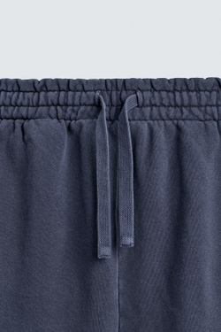 ZARA БАЗОВЫЕ ШОРТЫ-ДЖОГГЕРЫ С ЭФФЕКТОМ ПОТЕРТОСТИ, ЯРКО-СИНИЙ