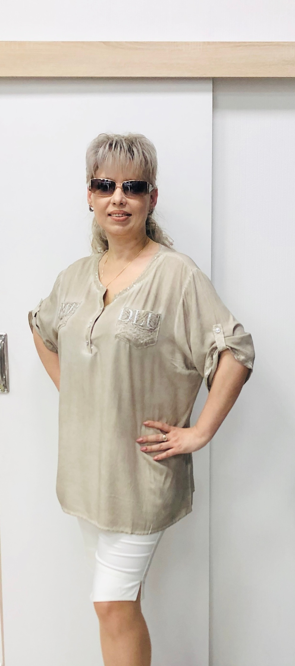 Блузон цвета капучино с пайетками и кармашками