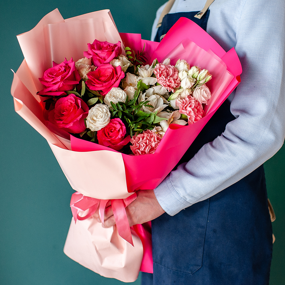 Яркий букет с малиновыми розами