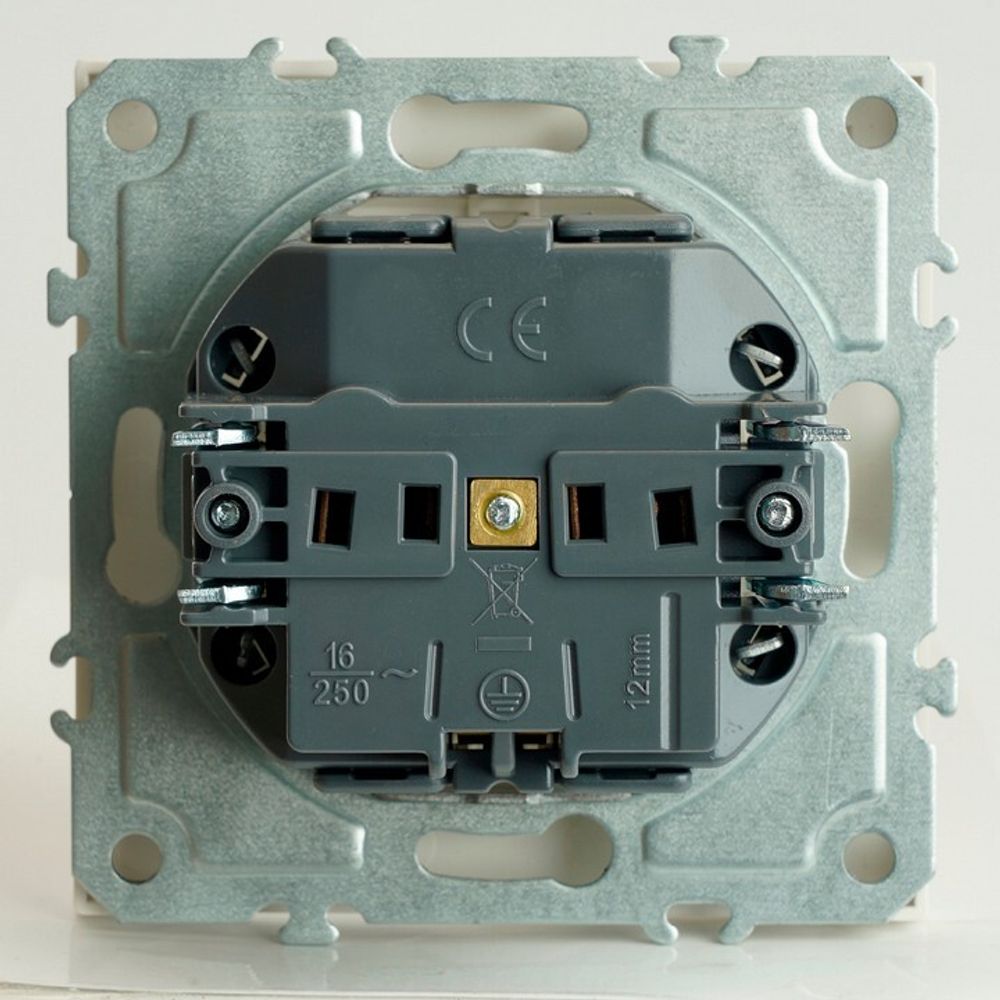 Розетка с заземлением и со шторкой, с крышкой Stekker Эмили 49881