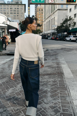 ZARA ВЯЗАНЫЙ СВИТЕР С ПОДПЛЕЧНИКАМИ, ЭКРЮ