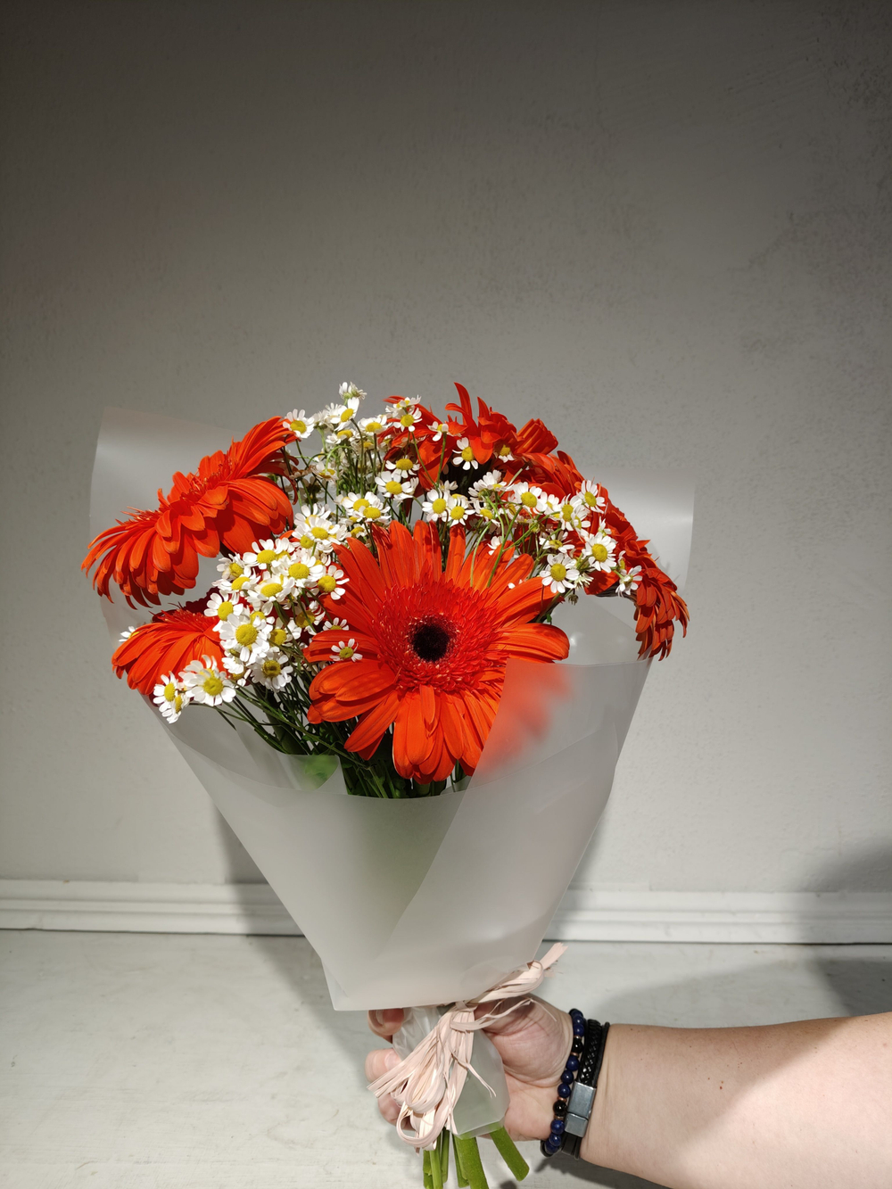 Яркий букет-кулек с оранжевой герберой (С0061)