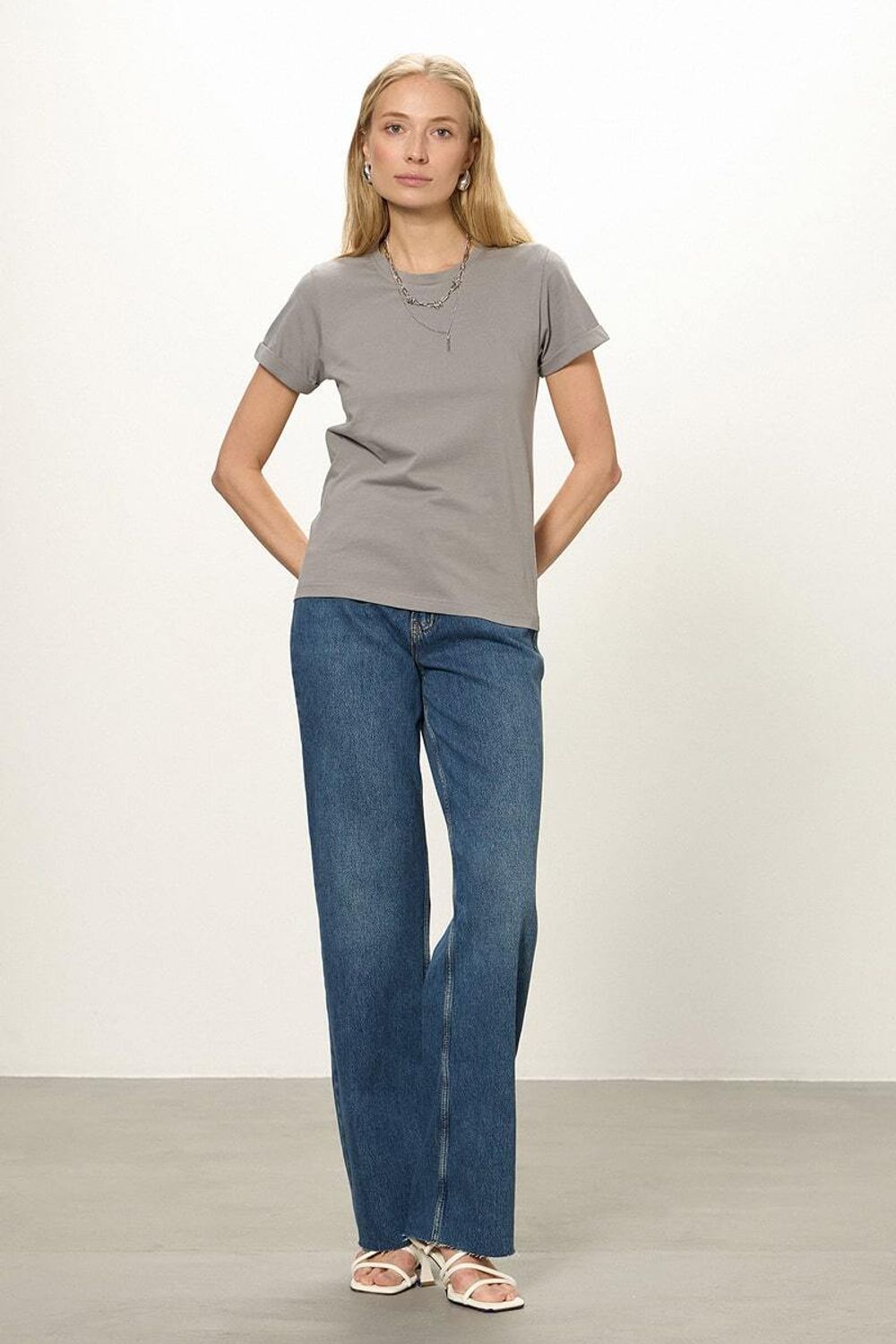 Футболка прямая светло-серая