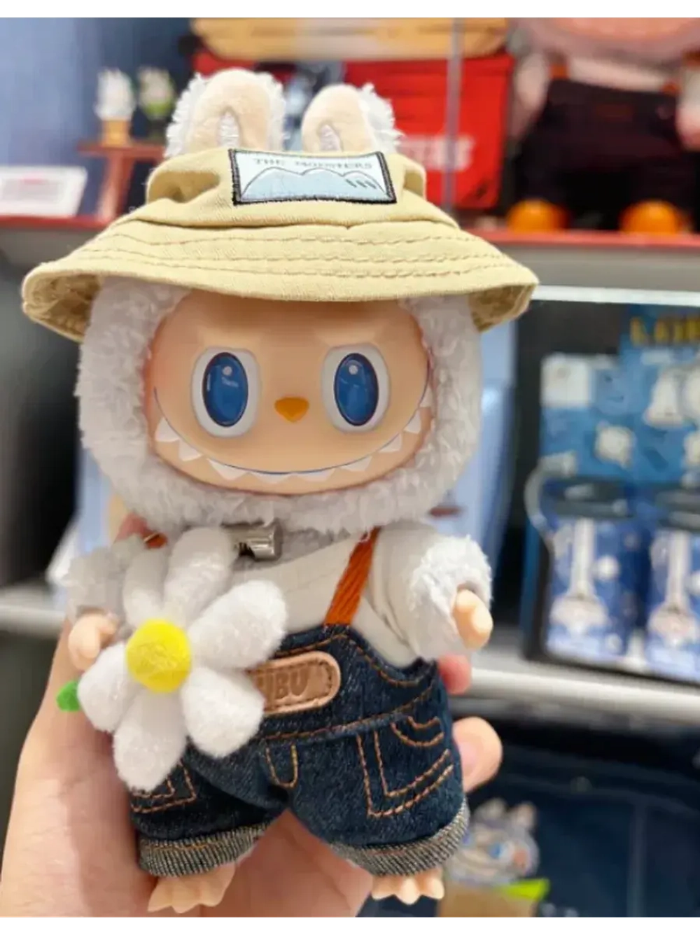 Мягкая игрушка Лабубу белый в Панаме с Ромашкой