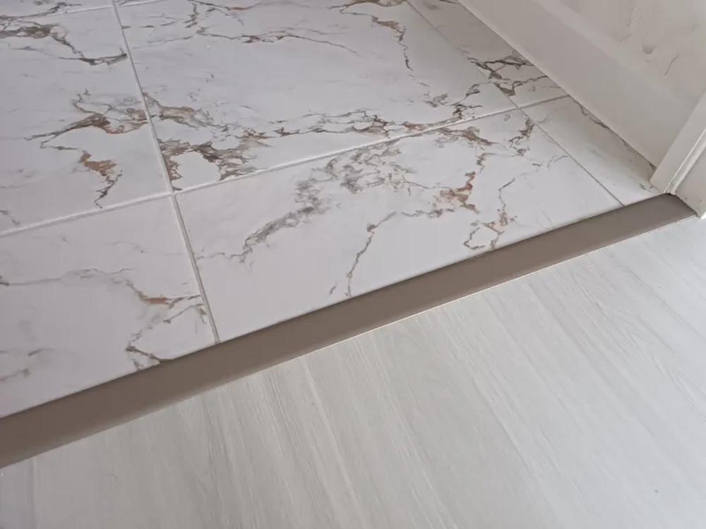 Алюминиевый порог для пола НЕПЛИНТУС UL25X6-01L Серебро матовое 25х6х2000 мм