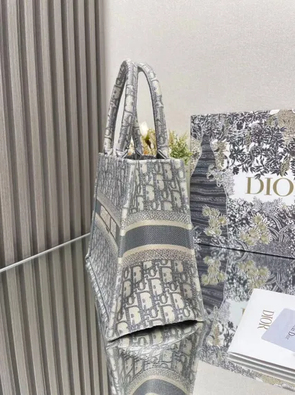 Сумка Dior Book Tote, светло-серый