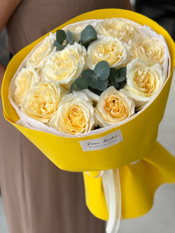 Роскошный букет пионовидных роз сливочного оттенка в сочетании с эвкалиптом от Флора Маркет