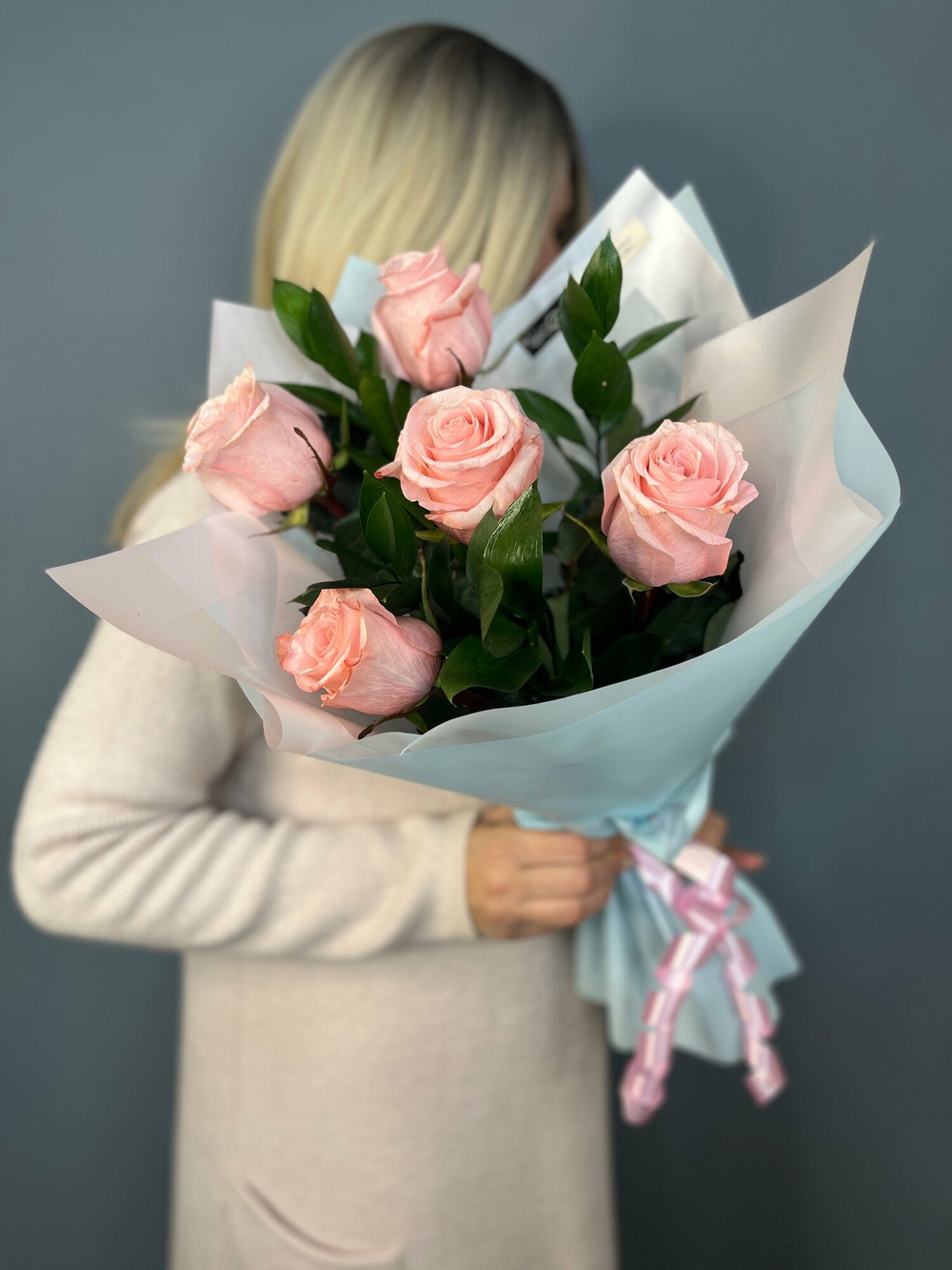 Букет из 5 нежных роз с зеленью в дизайнерской, упаковке с доставкой