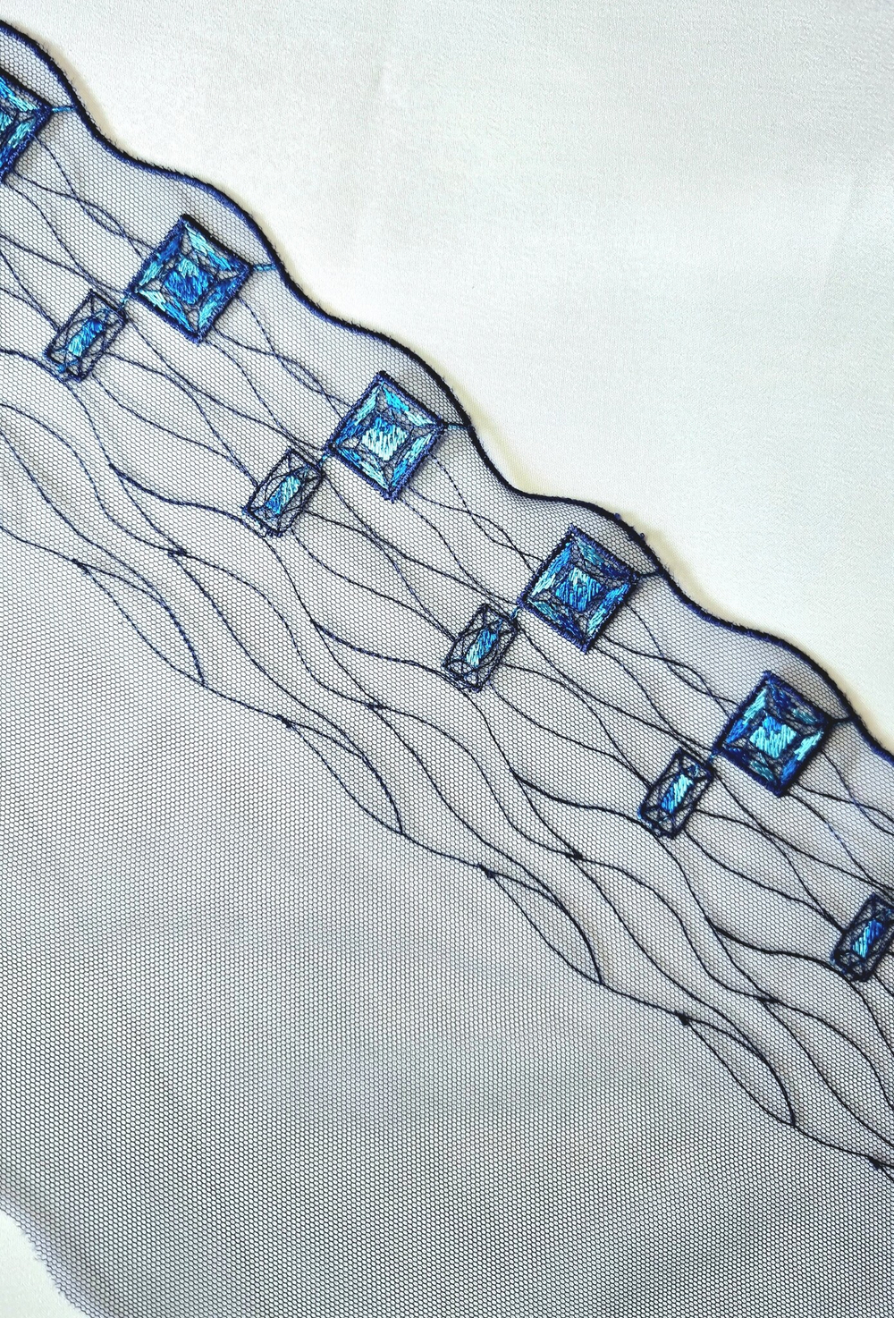 Вышивка на сетке синяя правая К569