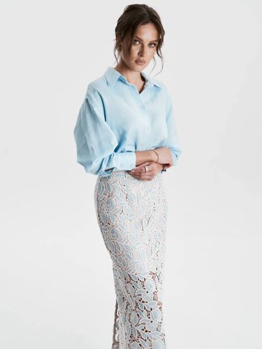 Рубашка из небесно-голубого льна