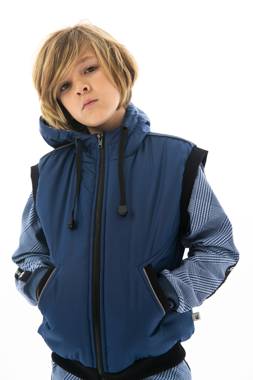 Утепленный жилет с капюшоном