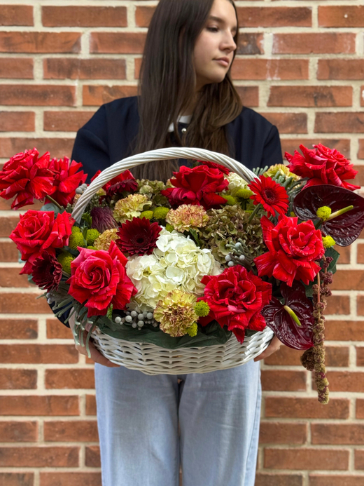 Корзина "Алый презент"