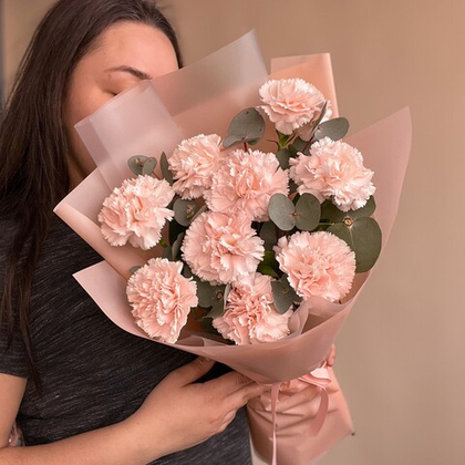 Кремовые гвоздики (диантусы) с эвкалиптом 9 шт