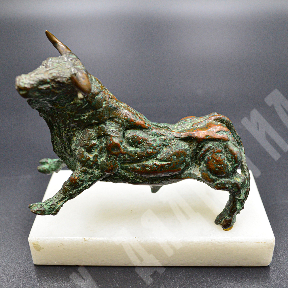 Бронзовая статуэтка быка на мраморном постаменте. Из серии «Toro». Бронза, мрамор, литьё. Испания ХХ