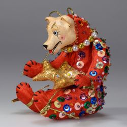 Ёлочная игрушка Медвежонок бисерный с рыбой