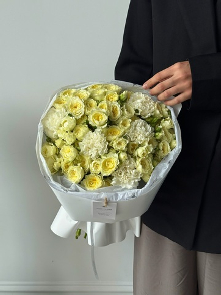 Букет из кустовой розы в желтом оттенке и диантусов