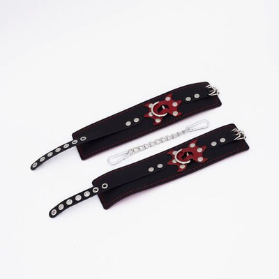 Черные кожаные оковы с красным декором и строчкой