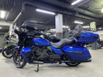 STREET GLIDE™ Ultra 117 в цвете BLUE BURST (BLACK TRIM)
