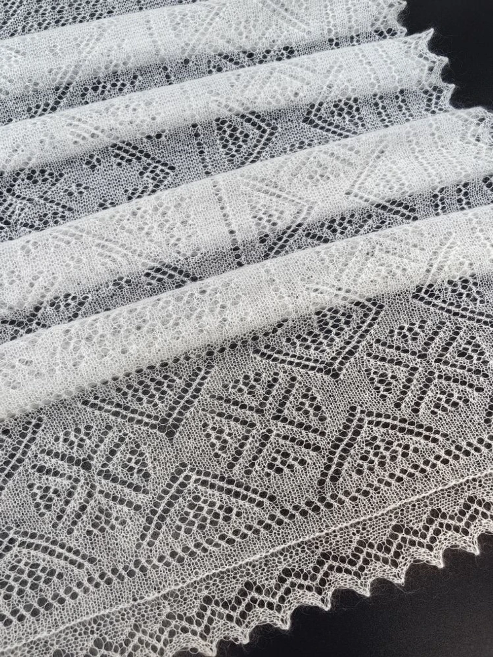 Оренбургский пуховый палантин А16070-02 экрю