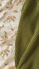 Плед из хлопка жемчужной вязки оливкового цвета из коллекции essential, 130х180 см