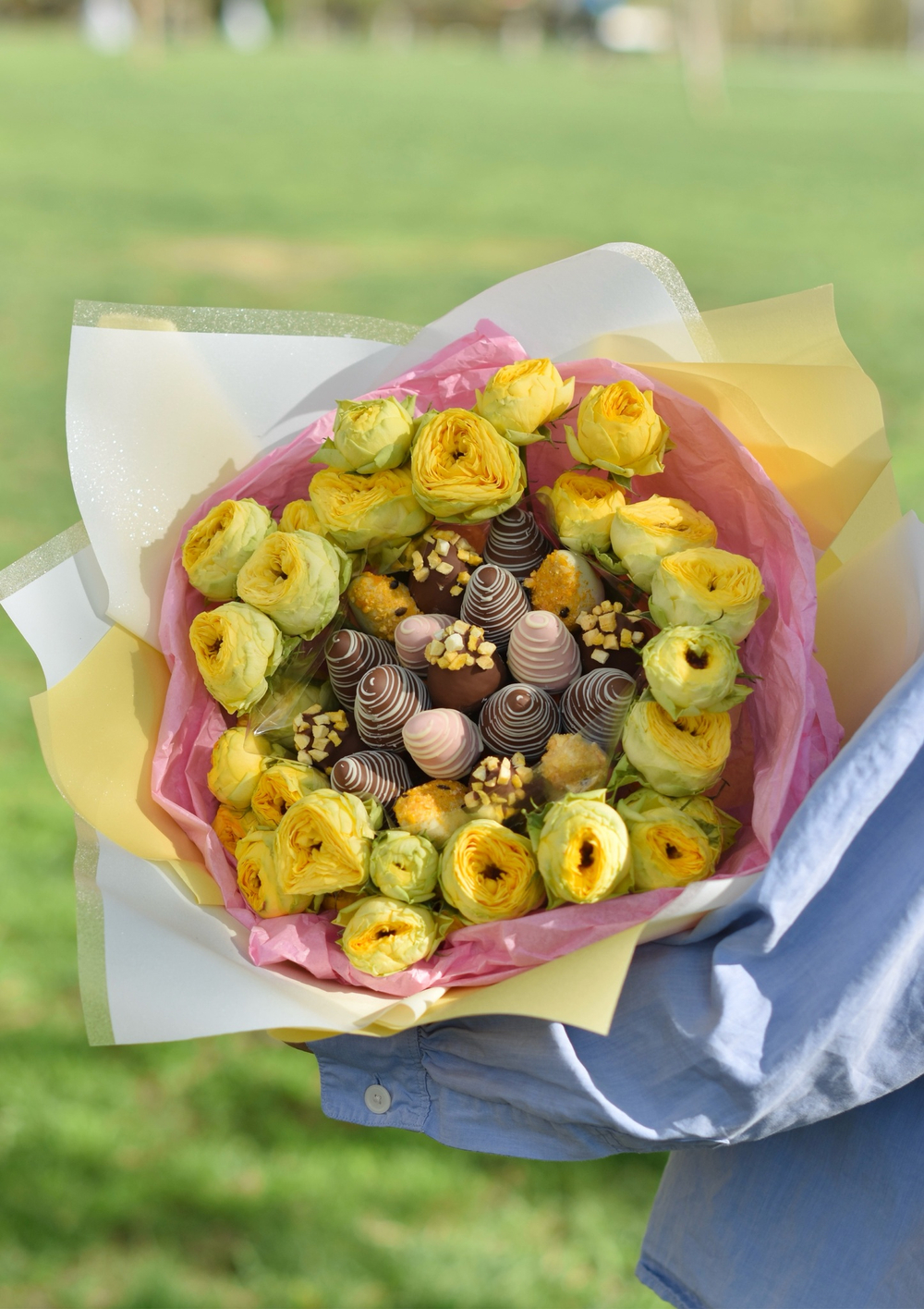 Букет из клубники в шоколаде с желтыми кустовыми розами «Солнышко»
