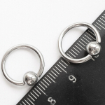Кольцо сегментное для пирсинга: диаметр 12 мм, толщина 1.6 мм, шарик 5 мм. Сталь 316L.