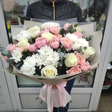 Авторский букет с кустовыми пионовидными розами "Julietta"