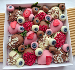 Набор клубники в шоколаде с голубикой в шоколаде "Шоколадно-ягодное ассорти"