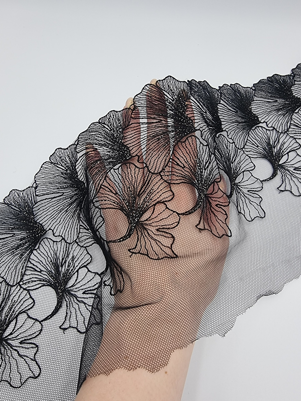 Вышивка на сетке чёрный/золото К735 правая