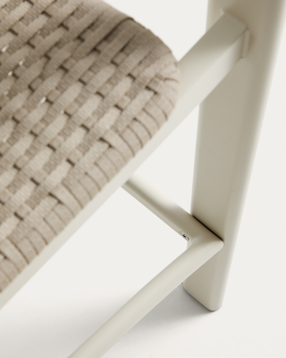 Уличный барный стул Erice из алюминия и веревки цвета экрю, 75 см