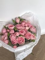 Букет из кустовой пионовидной розы