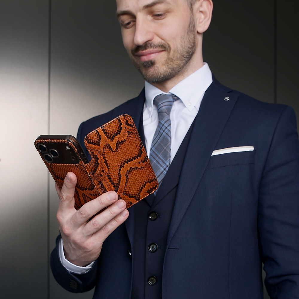 Чехол-книжка кожаная для iPhone 17 Pro, питон цвета коньяк