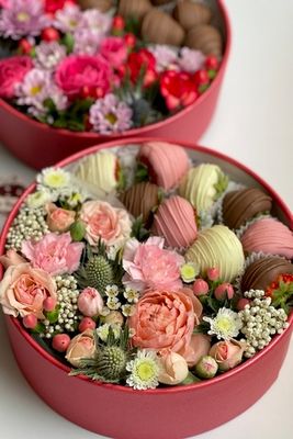 Коробка с цветами и клубникой в шоколаде