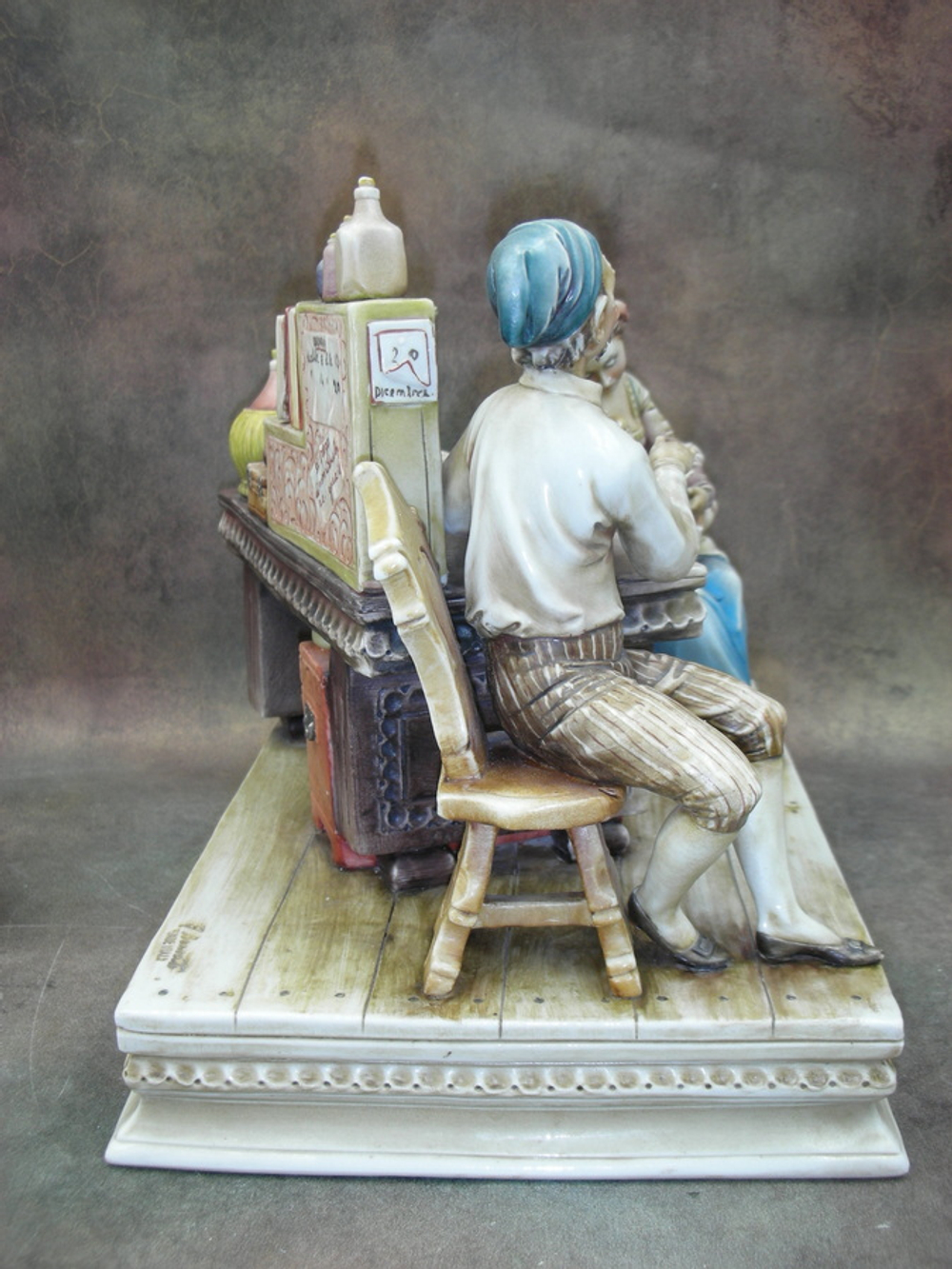 Статуэтка. Фарфор. У лекаря. Capodimonte. Италия