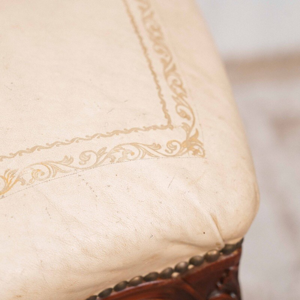 Стул с тисненой золотом кожей