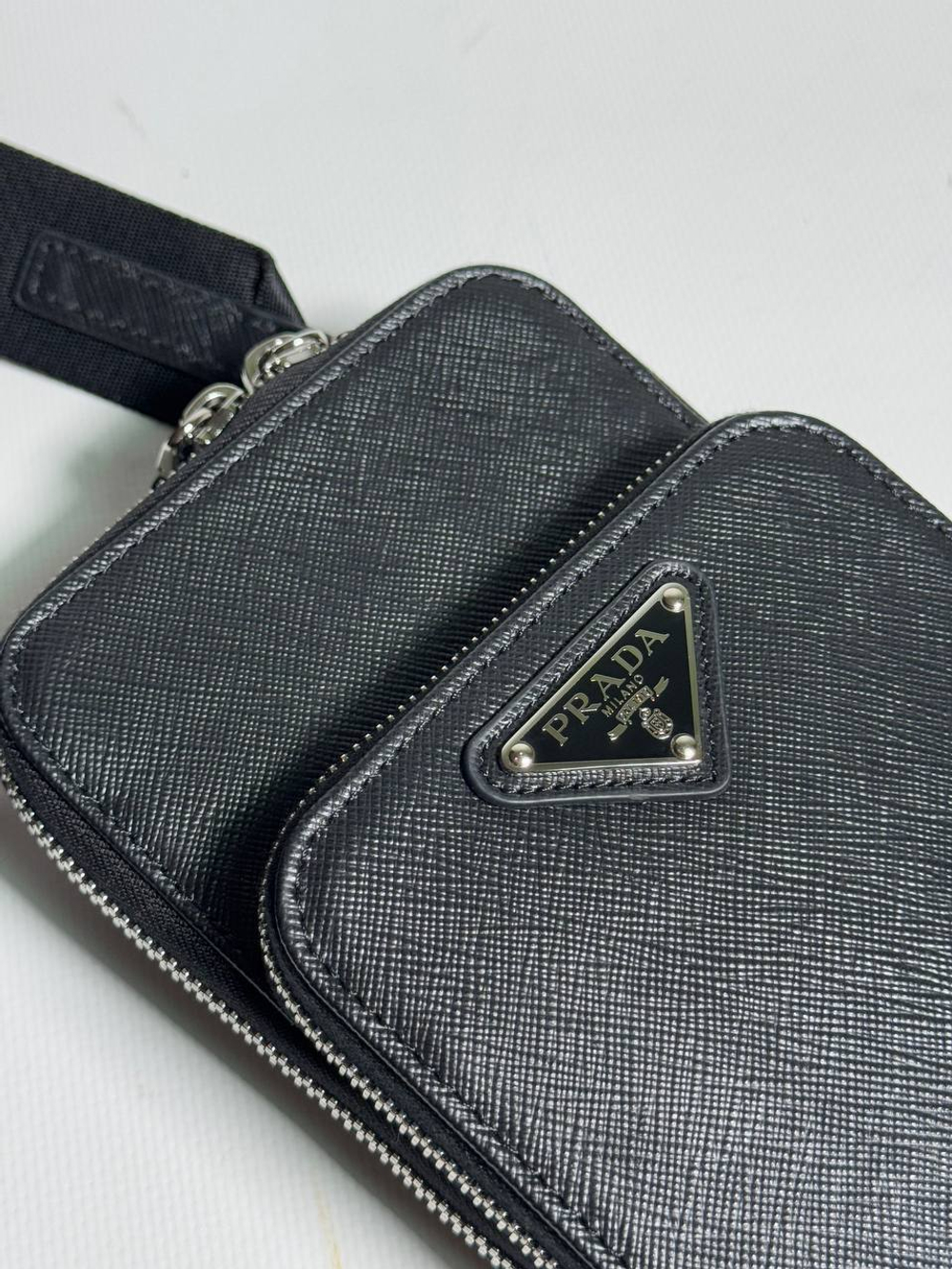 Сумка-слинг Prada