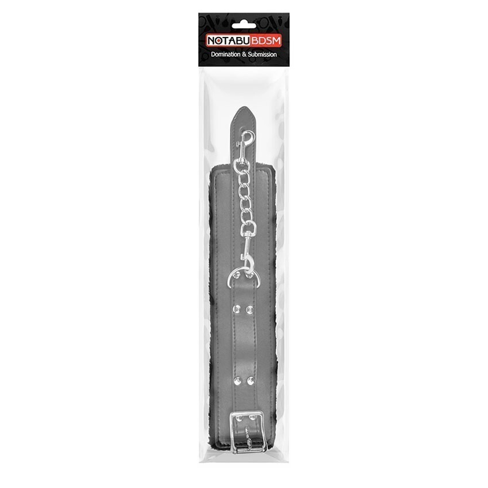 Черные оковы на металлических карабинах