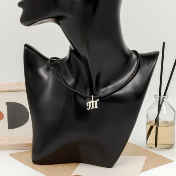 Подвеска в виде буквы Т - кулон из серебра 925 пробы на постаменте