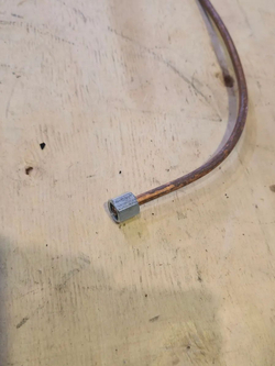 Трубка компрессора н/о (подвода масла, разные гайки) L700 (ОАО МАЗ)