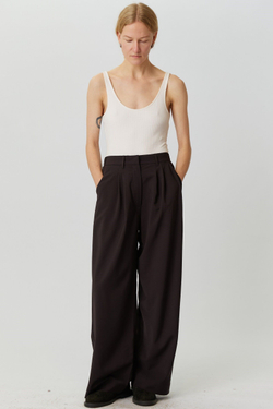 Брюки со складками из шоколадной шерсти