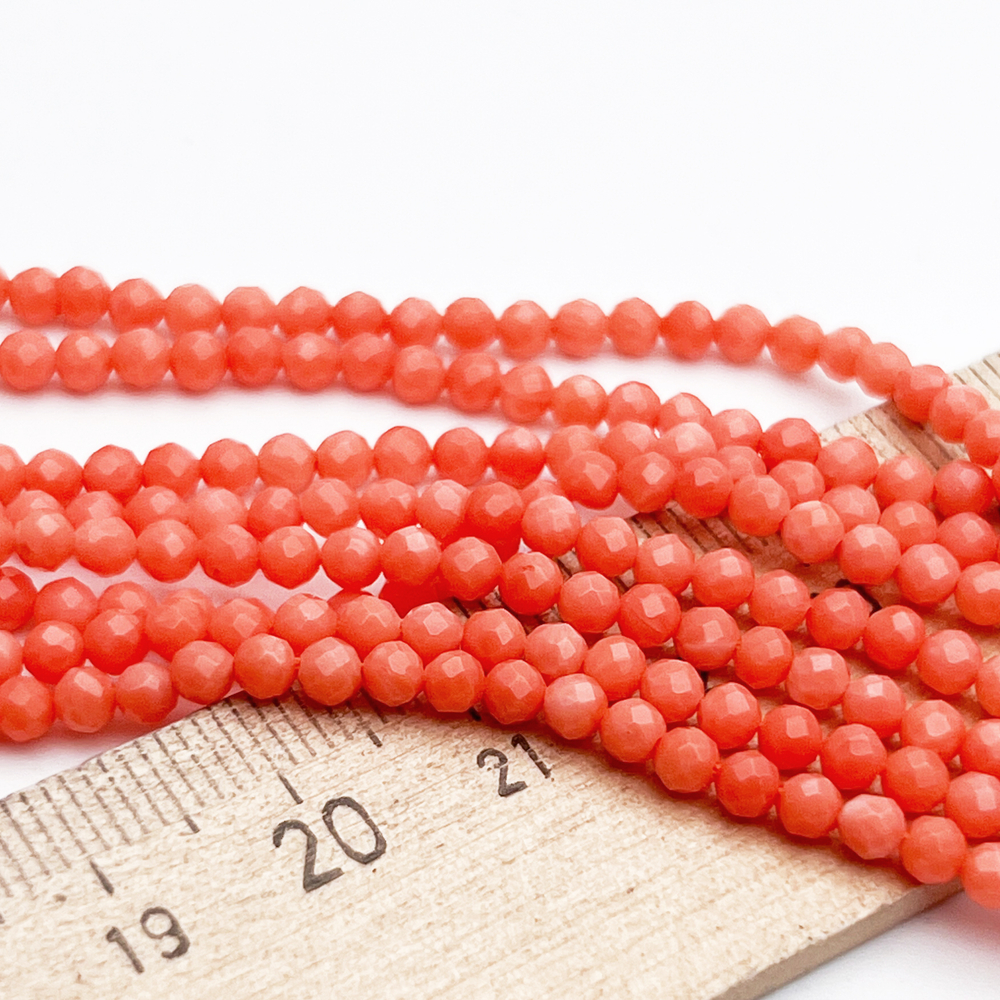 Коралл тонированный граненый бусины, диаметр около 3,1 мм, цена за отрезок 19 см (1/2 нити)