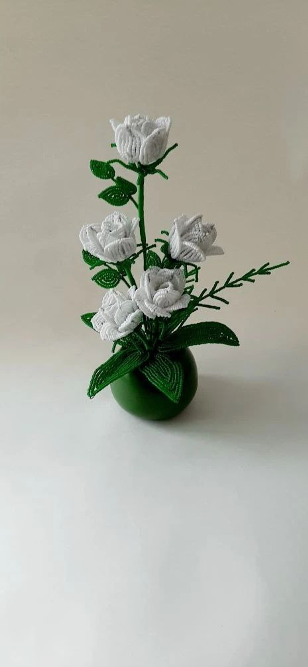 Белые розочки из бисера 23см