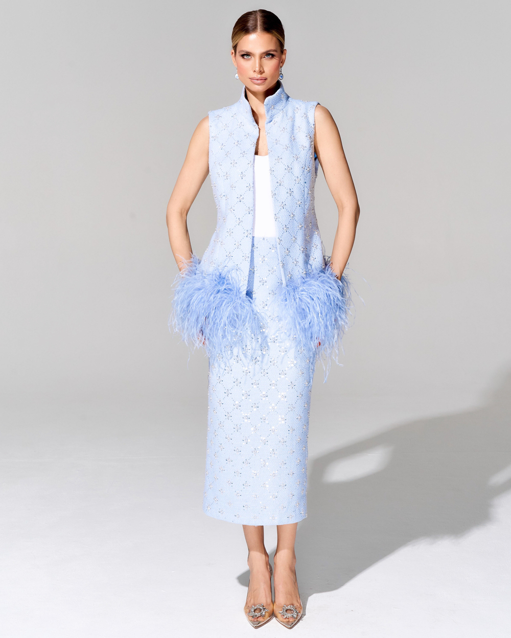 Жилет из премиального твида с отделкой перьями