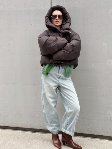 Укороченный пуховик шоколадного цвета с капюшоном